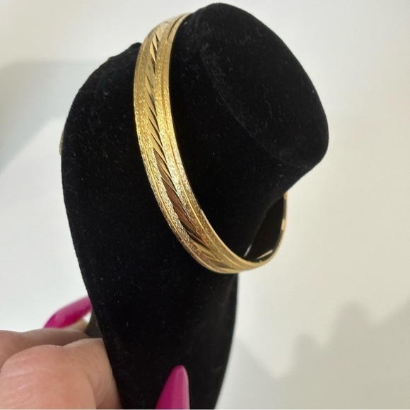 Trifari gold tone etched bracelet - Picture 2 of 8